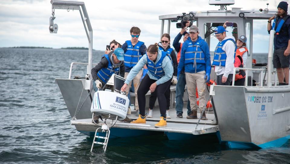学生和研究人员将实时鲨鱼浮标投入海洋 